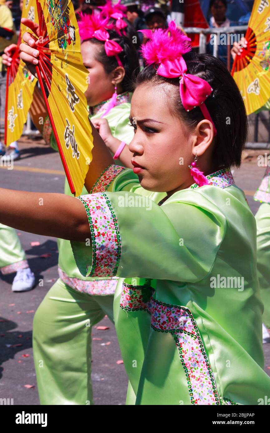 Khon Kaen, Thailand - 21. November 2009. Junge Tänzerin in der Parade des Seidenfestivals. Das Festival ist eine jährliche Veranstaltung. Stockfoto