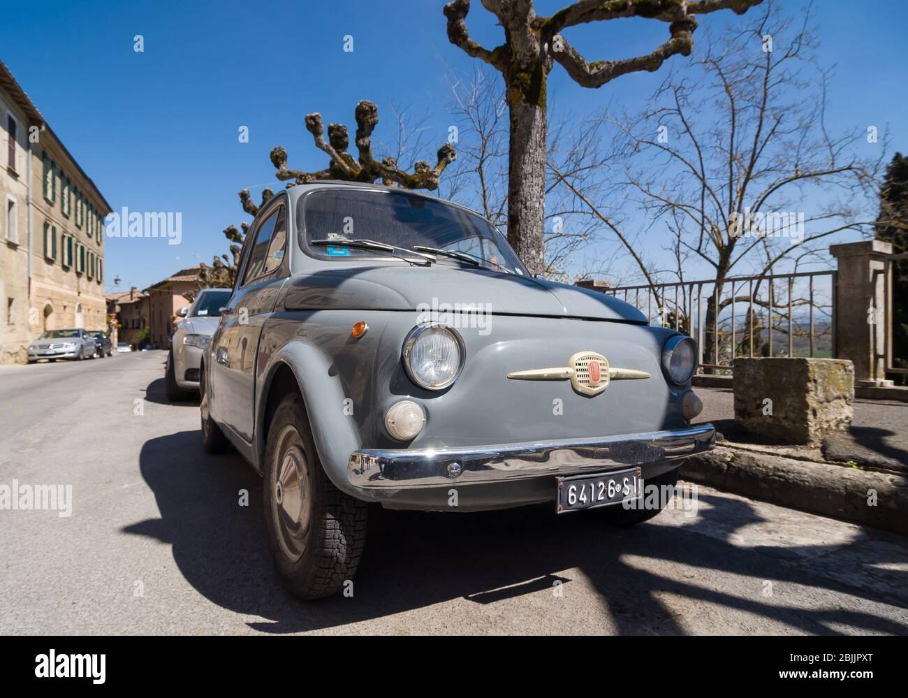MONTEPULCIANO, ITALIEN - 15. APRIL 2013: Oldtimer Fiat 500 auf der Straße in Montepulciano, Italien Stockfoto