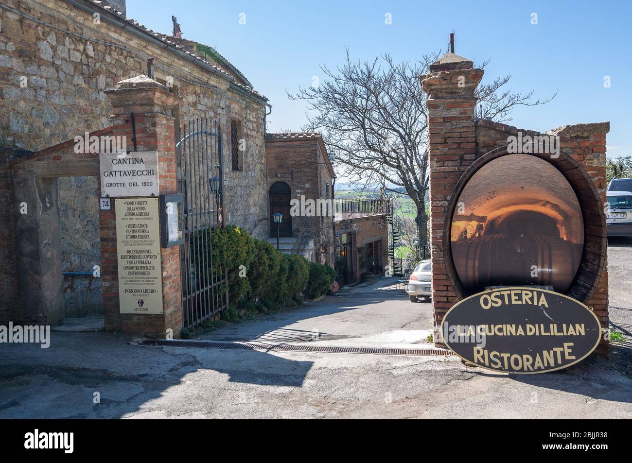 MONTEPULCIANO, ITALIEN - 15. APRIL 2013: Eingang in Weinkeller, Cantina und Restaurant Cantina Gattavecchi in Montepulciano, Toskana, Italien Stockfoto