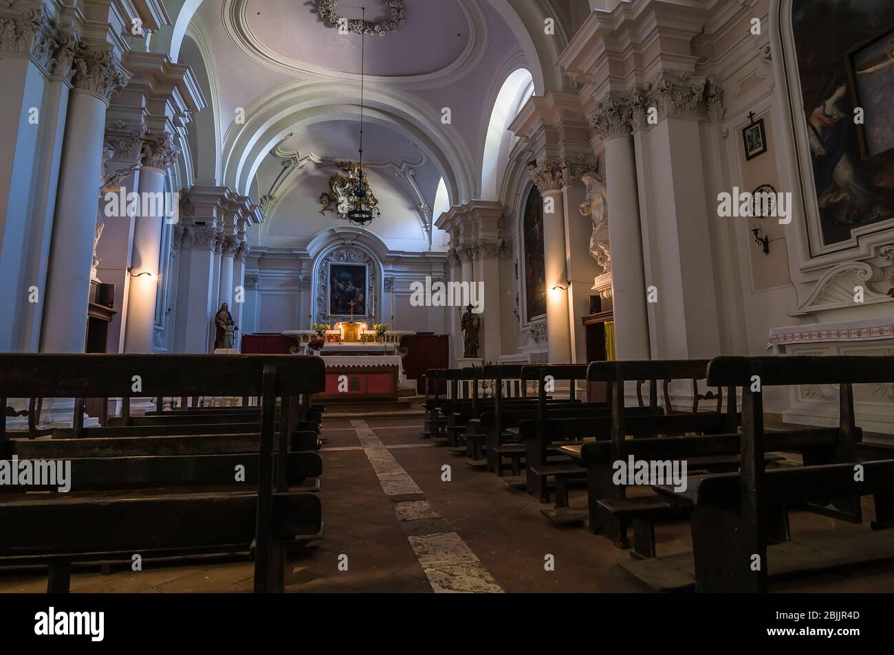 MONTEPULCIANO, ITALIEN - 15. APRIL 2013: Innenraum der kleinen Kirche La Chiesa di Santa Maria in Montepulciano, Toskana, Italien. Stockfoto