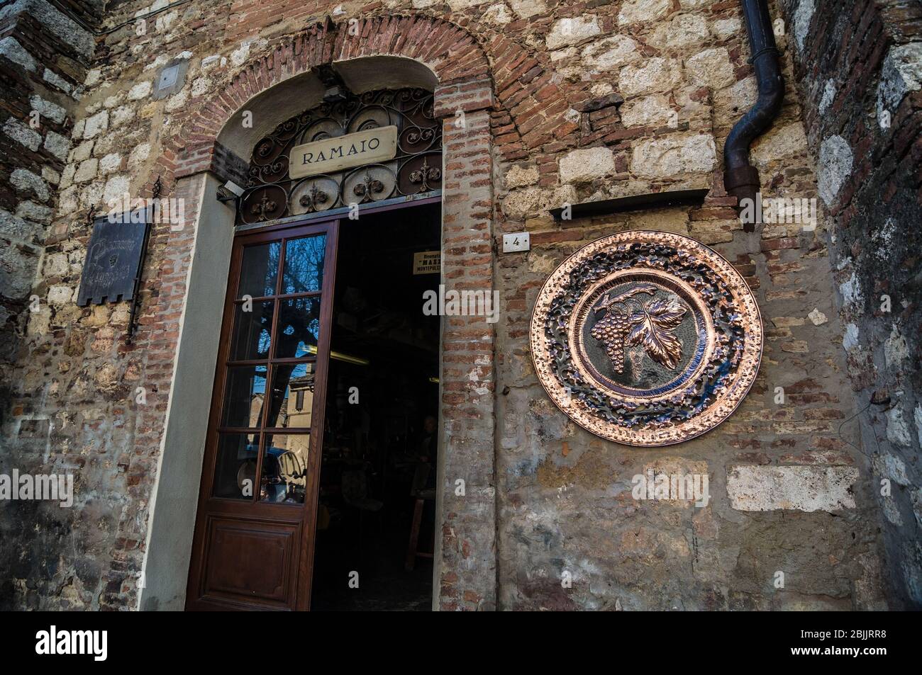 MONTEPULCIANO, ITALIEN - 15. APRIL 2013: Kleines italienisches Weingeschäft in Montepulciano Stockfoto