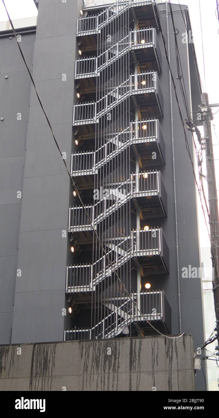 Externe Metall-Feuer-Fluchttreppe auf hohen Wohngebäude in Zentral-Kyoto, Japan Stockfoto