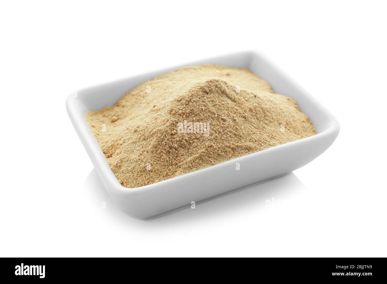 Schale mit Maca-Pulver, isoliert auf weiß Stockfoto