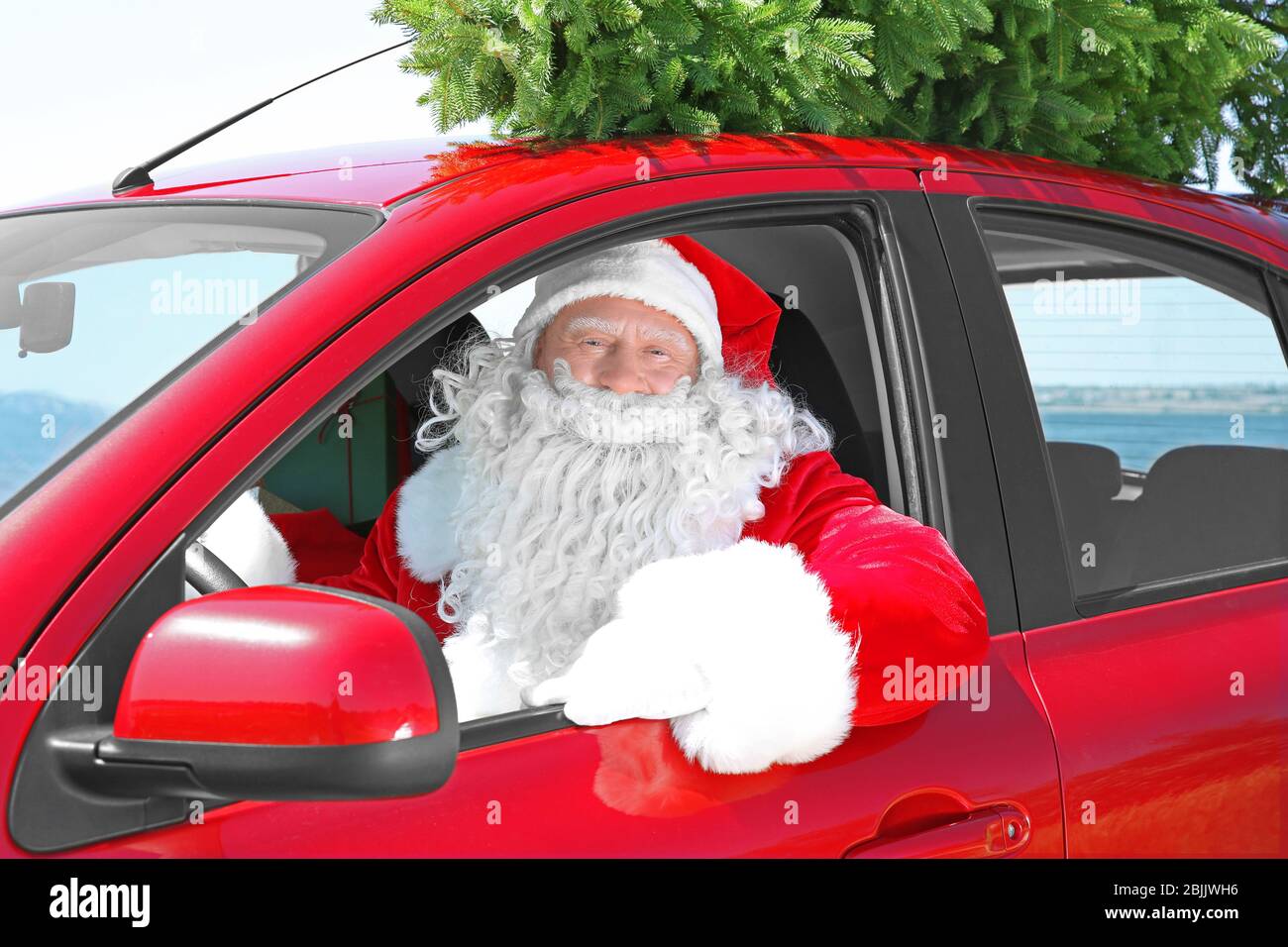 Authentischer Weihnachtsmann Auto mit Weihnachtsbaum auf der Oberseite Stockfoto