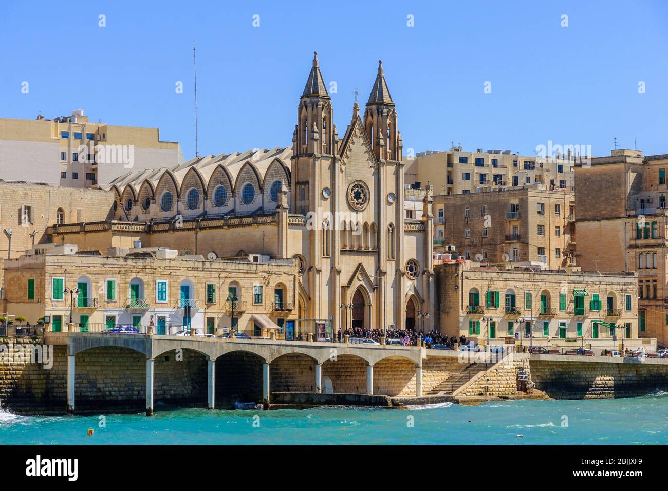 St. Julians, Malta - 09. April 2012: Blick auf die Kirche von Balluta (Kirche unserer Lieben Frau vom Berg Karmel), mit lokalen Menschenmengen, Sliema, Malta Stockfoto