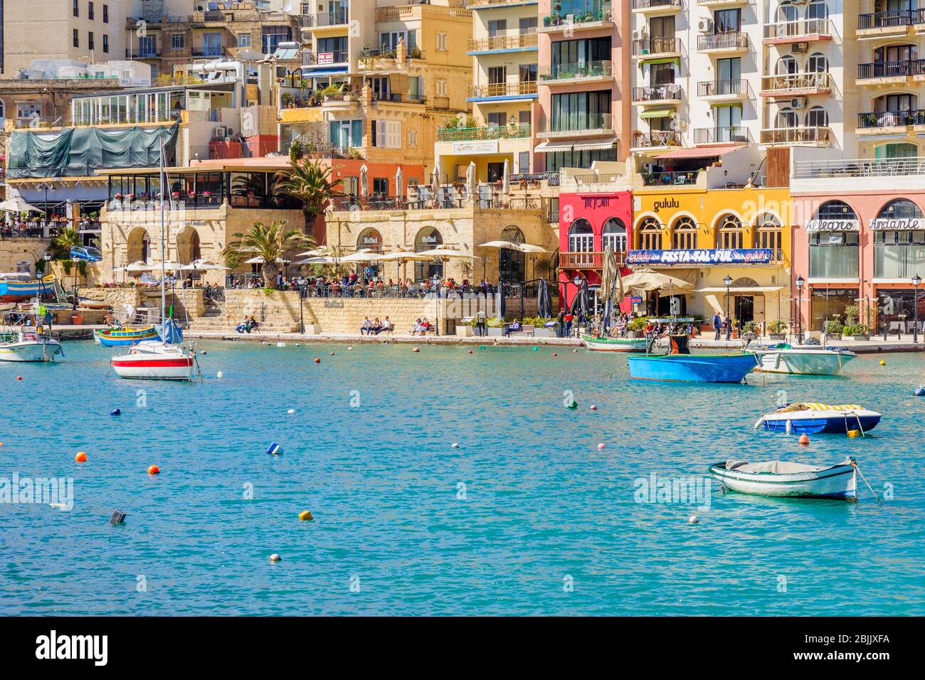 St. Julians, Malta - 09. April 2012: Küstenlandschaft mit Restaurants und Besuchern in St. Julians, Malta Stockfoto