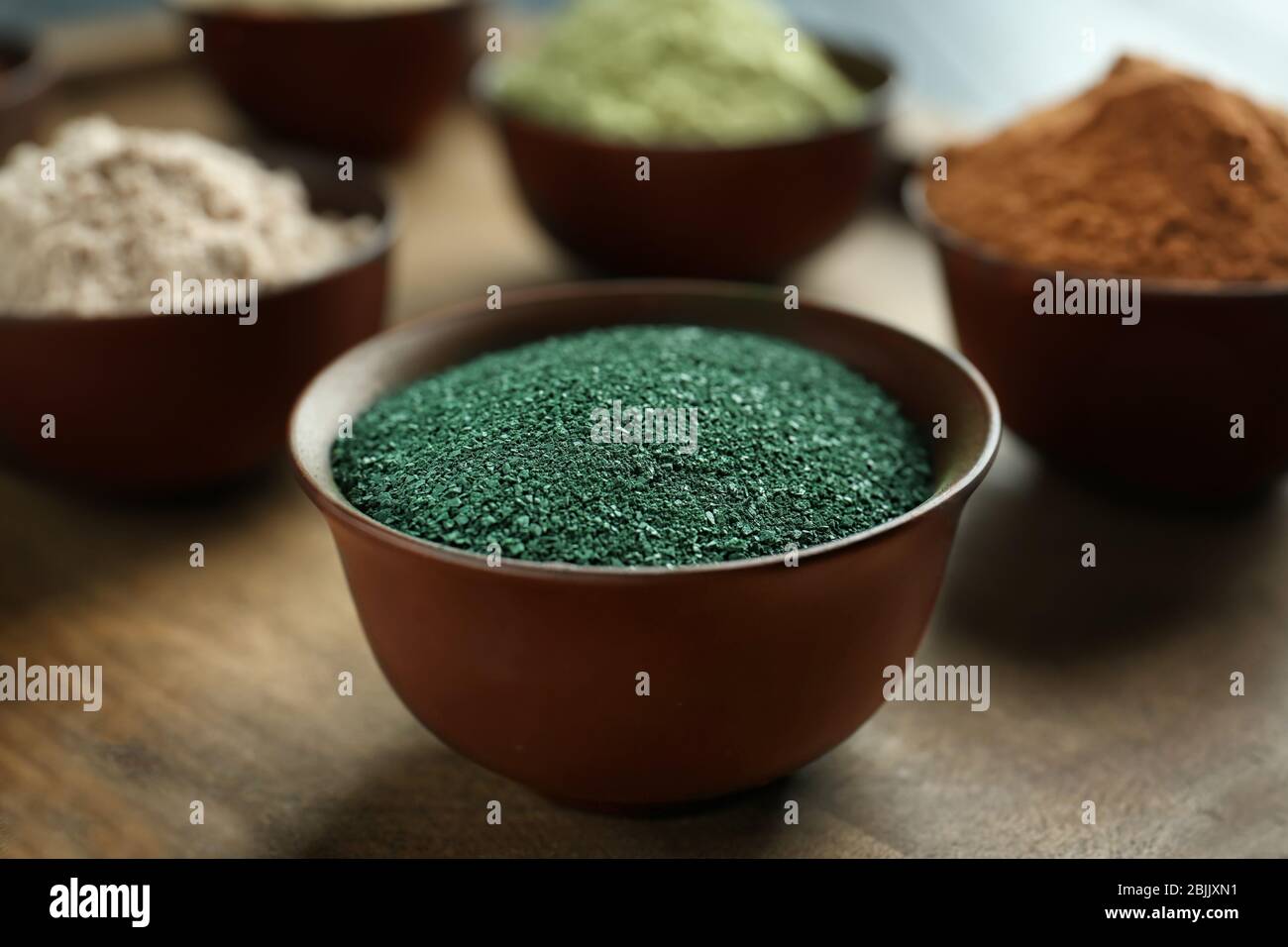 Spirulina Pulver in Schüssel auf dem Tisch Stockfoto