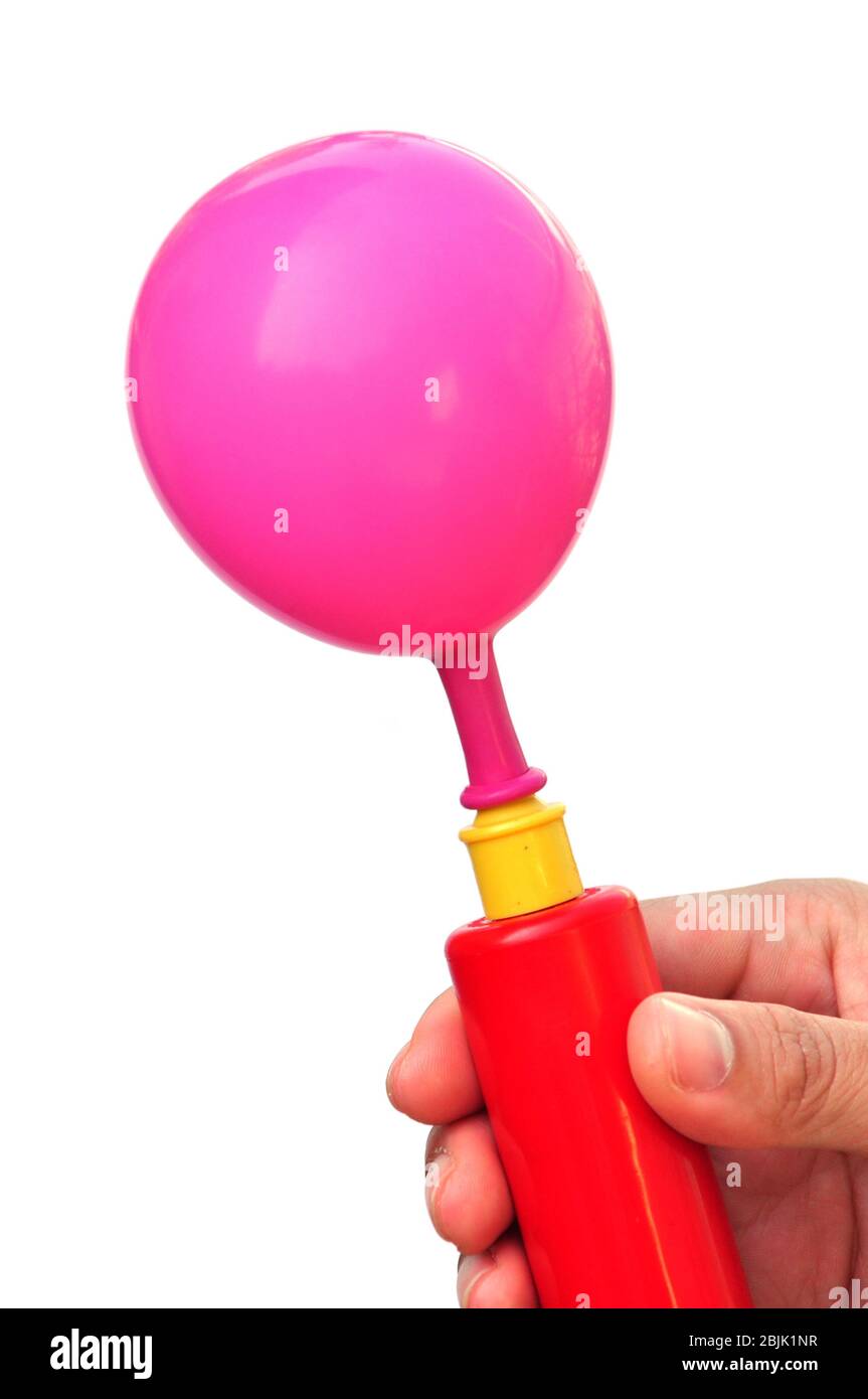 Luftpumpe und Ballon auf weißem Hintergrund. Stockfoto