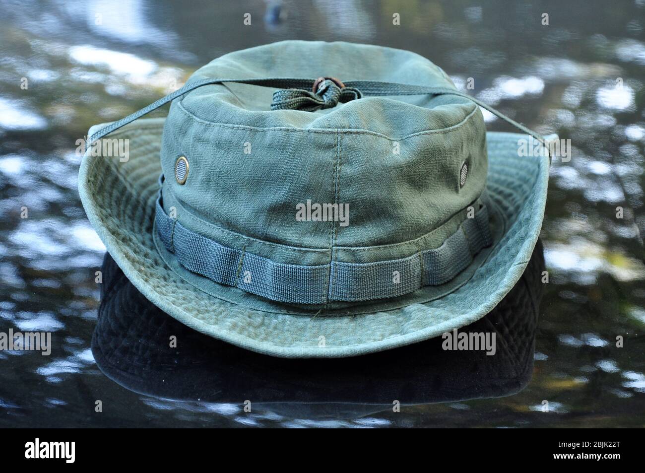 Grüne Militär Boonie Hut auf schwarzem Hintergrund. Stockfoto