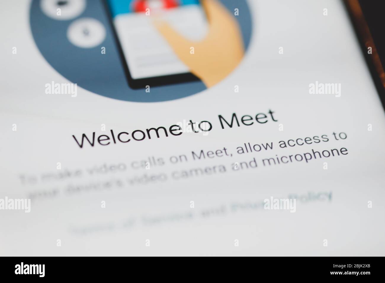 Bukarest, Rumänien - 30. April 2020: Geringe Schärfentiefe (selektiver Fokus) und Makrobild mit der Google Meet Mobile-Anwendung. Stockfoto
