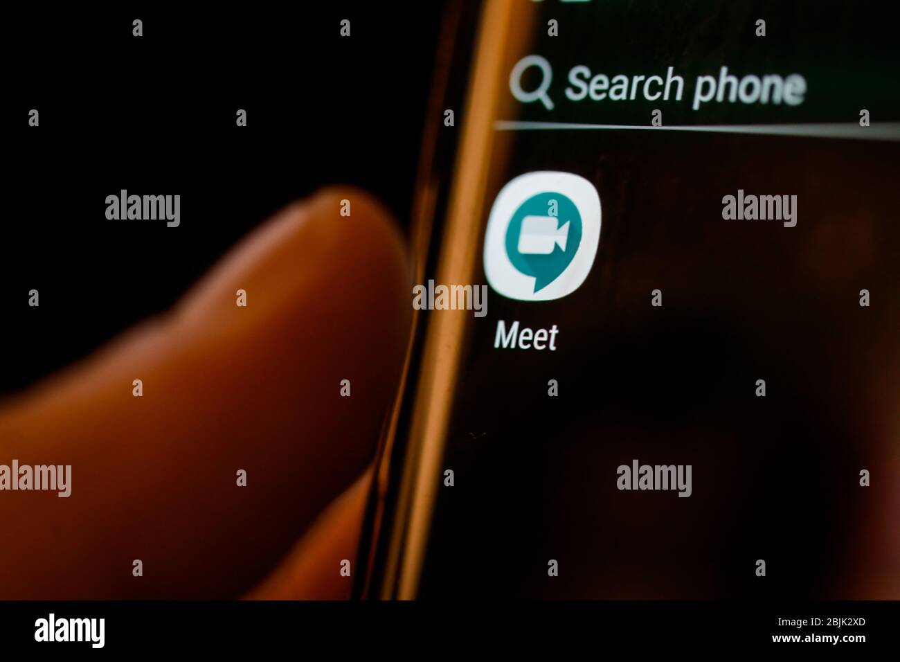 Bukarest, Rumänien - 30. April 2020: Geringe Schärfentiefe (selektiver Fokus) und Makrobild mit der Google Meet Mobile-Anwendung. Stockfoto