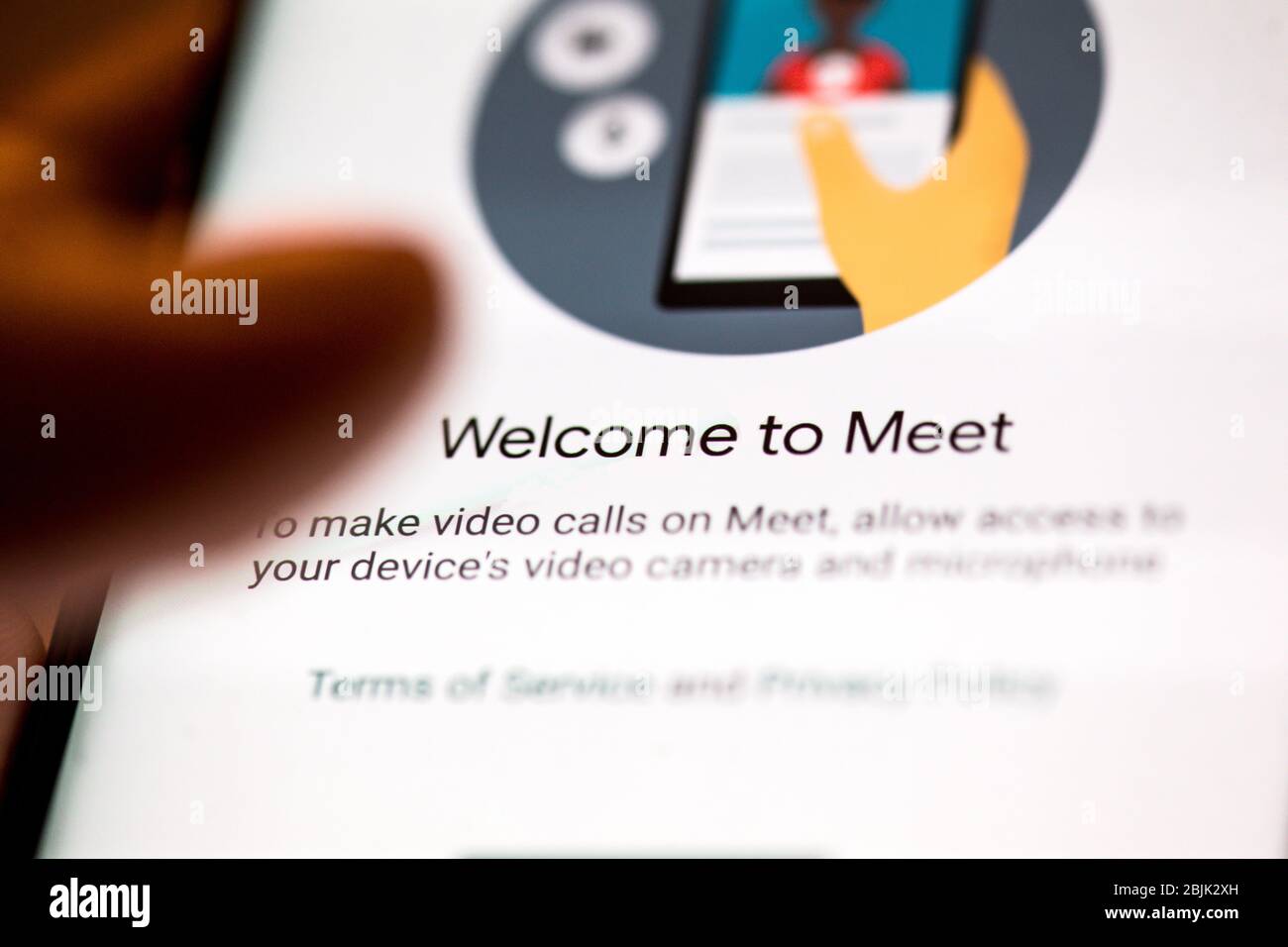 Bukarest, Rumänien - 30. April 2020: Geringe Schärfentiefe (selektiver Fokus) und Makrobild mit der Google Meet Mobile-Anwendung. Stockfoto