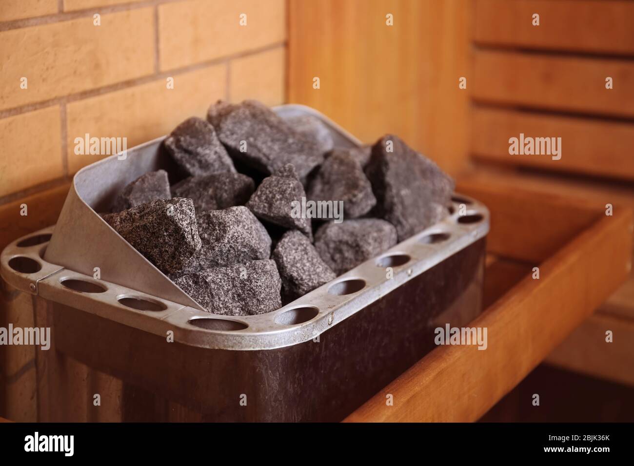 Heizung mit heißen Steinen in der Sauna Stockfoto