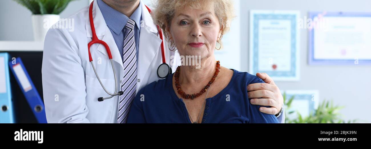 Arzt steht mit weiblichen Patienten im Krankenhaus Stockfoto