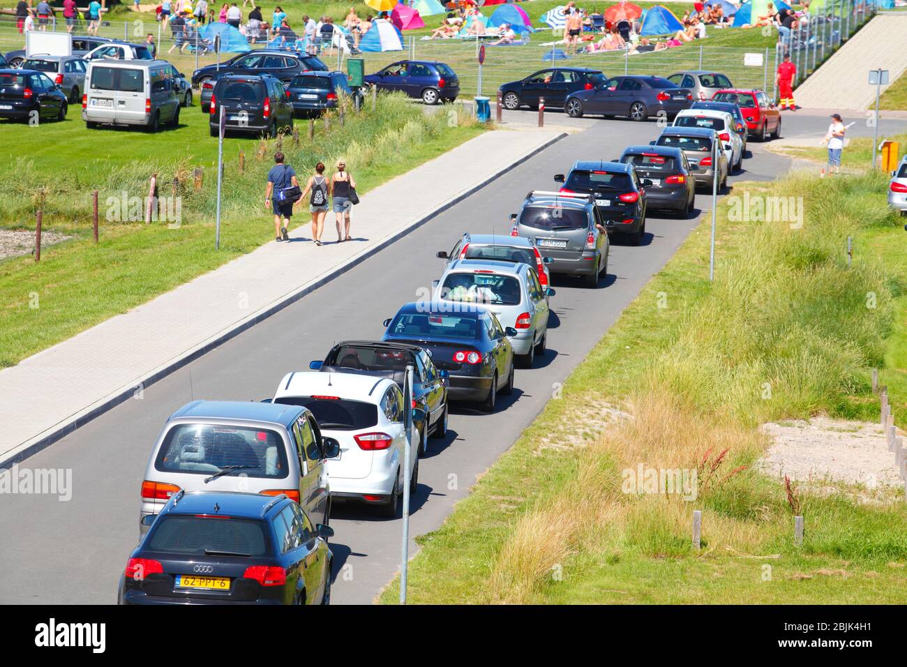 Autos stehen im Stau vor dem großen Parkplatz am Strand, Dorumer Neufeld, Dorum, Niedersachsen, Deutschland Stockfoto