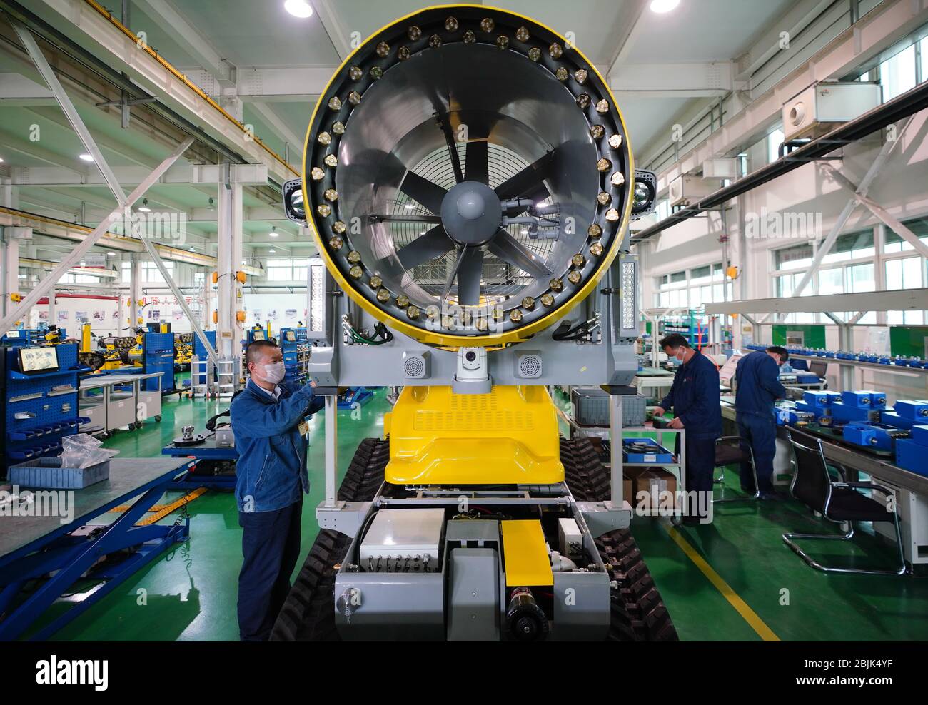 Shijiazhuang, Chinas Provinz Hebei. April 2020. Arbeiter werden in einer spezialisierten Roboterproduktionswerkstatt in der Tangshan Hi-Tech Industrieentwicklungszone in Tangshan, Nordchinesische Provinz Hebei, am 29. April 2020 gesehen. Mit strengen neuen Maßnahmen zur Pandemie gegen Coronavirus haben die High-End-Anlagenhersteller in der Zone ihre Produktion wieder aufgenommen und waren damit beschäftigt, Aufträge zu erhalten. Kredit: Yang Shiyao/Xinhua/Alamy Live News Stockfoto