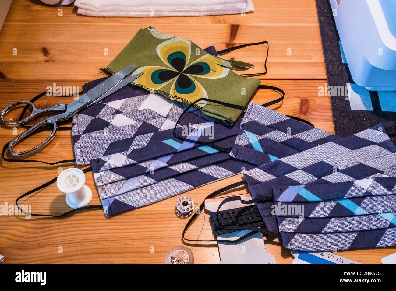 Selbst genähte Gesichtsmasken und Material zum Nähen auf einem Tisch liegend Stockfoto