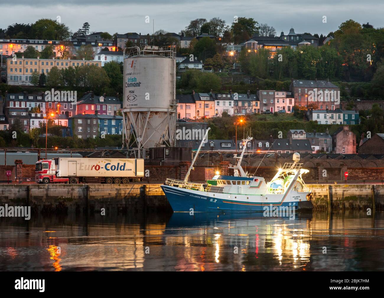 Cork City, Cork, Irland. April 2020. Trawler Atlantic Rose bereitet sich darauf vor, ihren Fang von Wittling und Hake auf einen Lastwagen zu verladen, um ihn am Hafenkai in Cork, Irland, zu exportieren. Seit Ausbruch der Pandemie Covid-19 ist die Nachfrage in der Fischereiindustrie aufgrund der Sperrung, die zur Schließung von Restaurants und Hotels geführt hat, um 60 % gesunken. - Credit; David Creedon / Alamy Live Newsr Stockfoto
