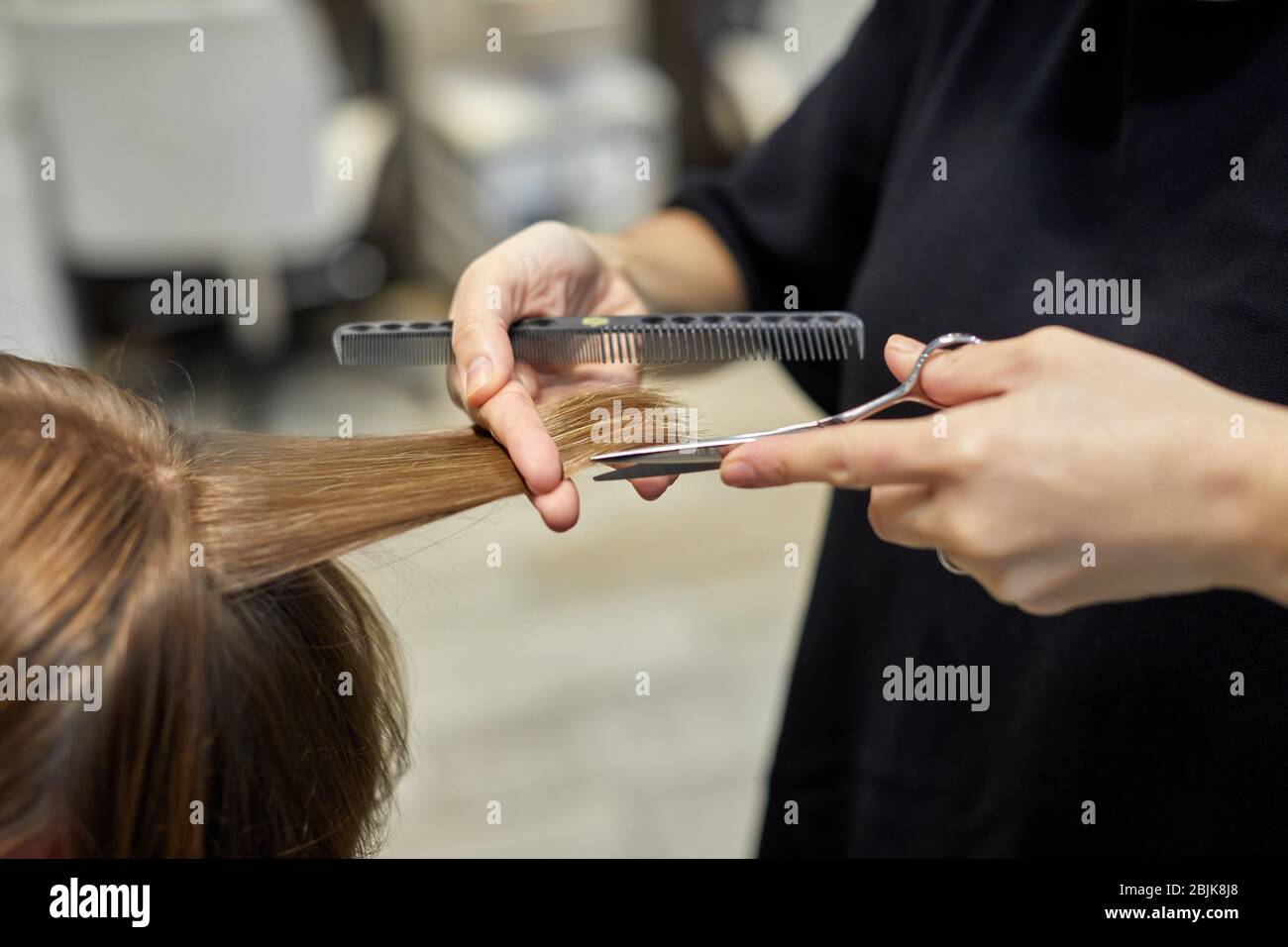 Friseur Schneiden Haare mit Schere zu einem Mann, Friseursalon und Beauty-Klinik. Stockfoto