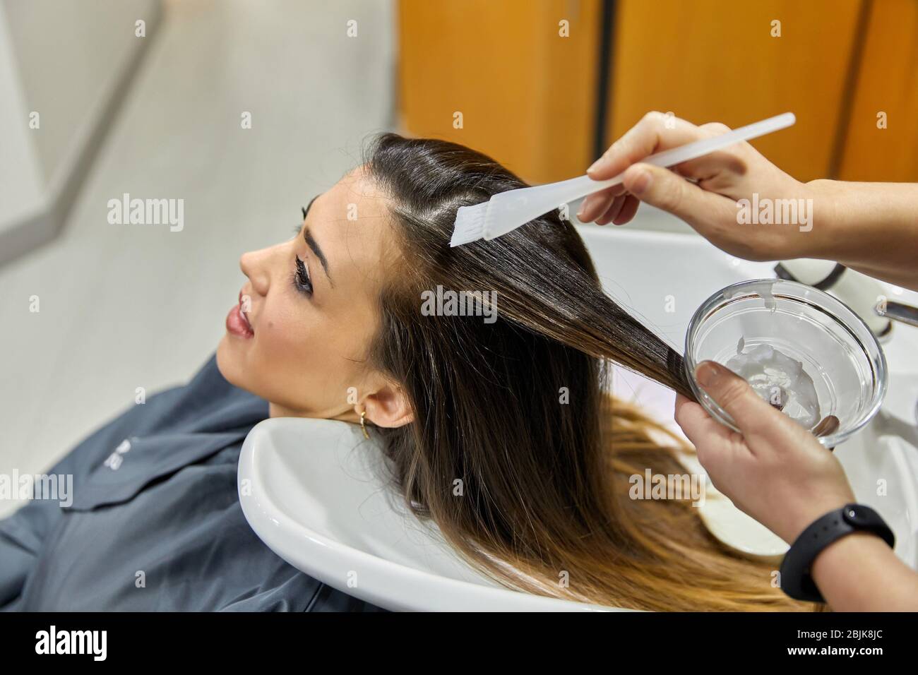 Kosmetikerin Durchführung der Behandlung auf einem Haar einer Frau, Friseursalon und Beauty-Klinik. Stockfoto