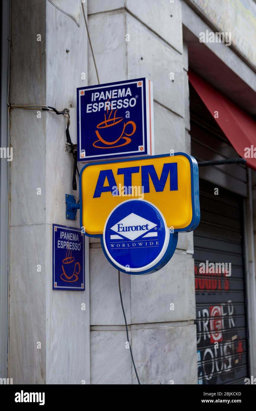 Euronet ATM Bank Schild, Ipanema Espresso Kaffee Schild an der Straße von Athen Stockfoto