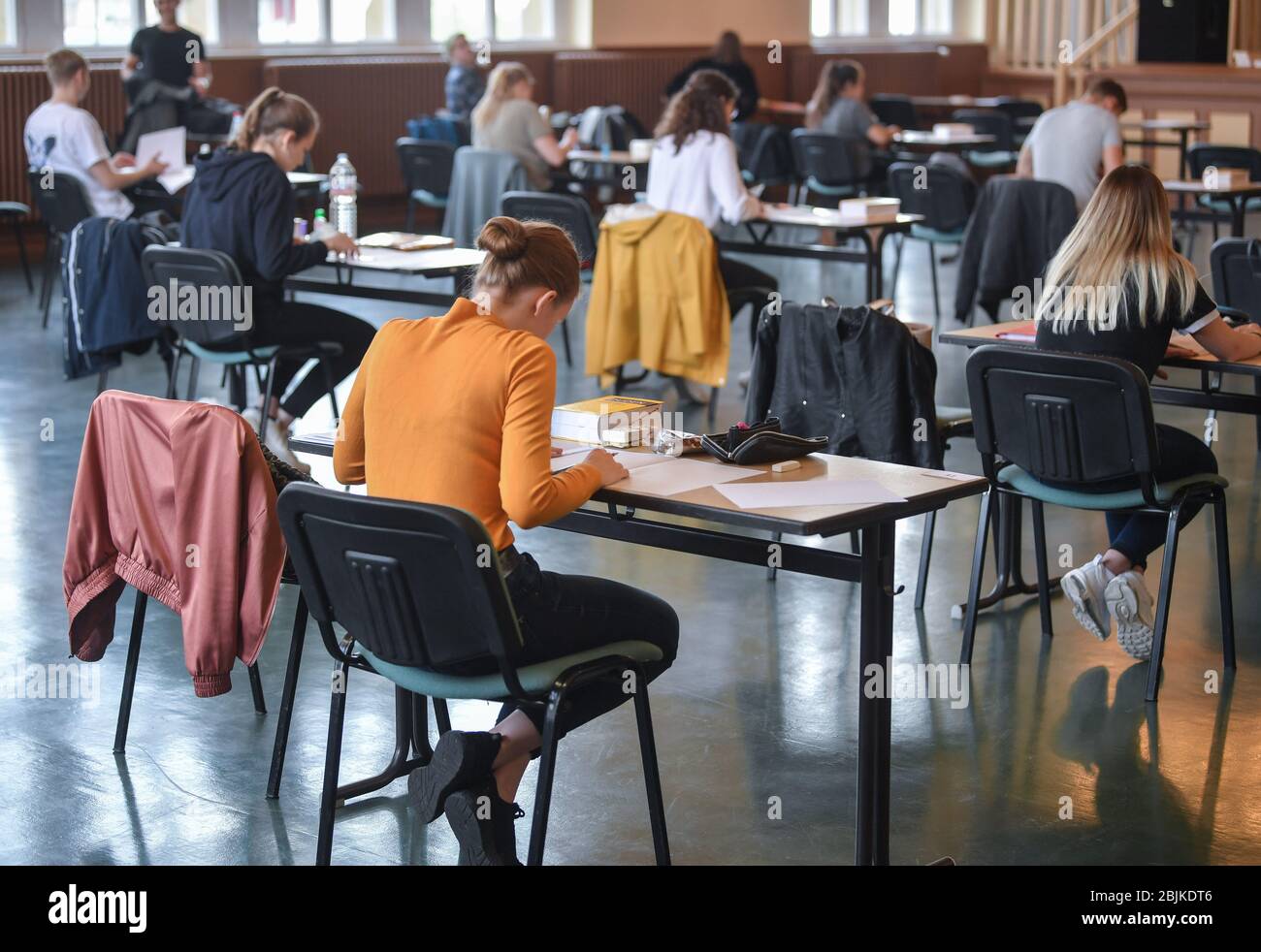 Bleibt Man Mit Einer 5 Sitzen Gymnasium 30. April 2020, Brandenburg, Frankfurt (oder): In der Aula des