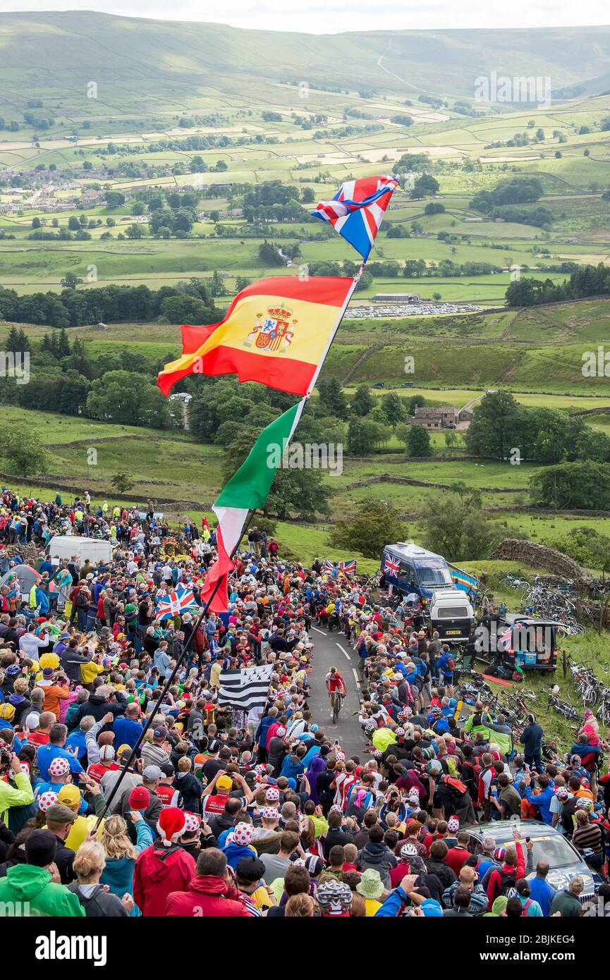 05.07.2014 Yorkshire, England. Die Fahrer fahren während der ersten Etappe der Tour de France von Leeds nach Harrogate über die Cote de Butterwbs Stockfoto