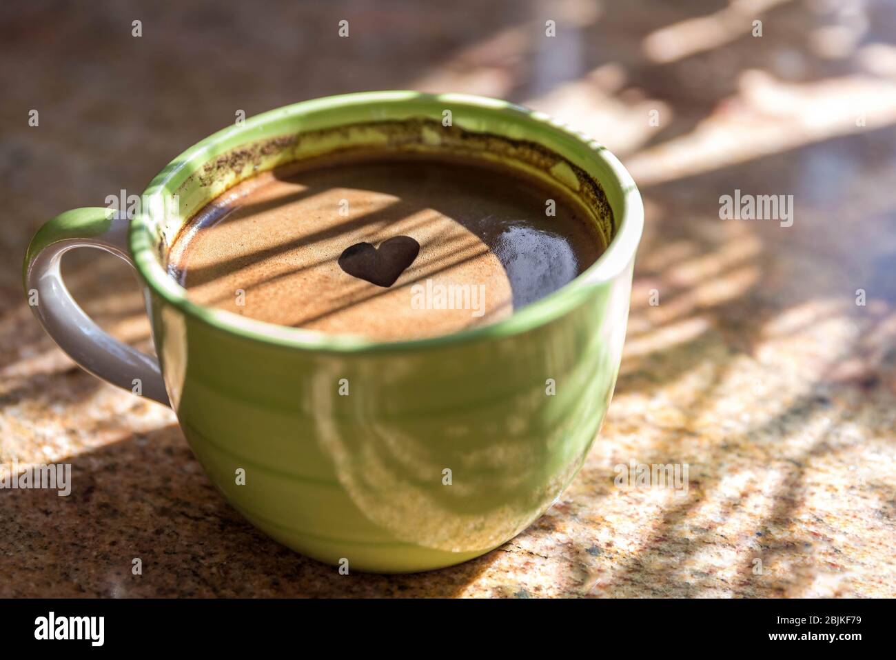 Eine Tasse heißen Kaffee mit Schaum, gerösteten türkischen Kaffee. Eine große  Tasse Kaffee in der Sonne Stockfotografie - Alamy