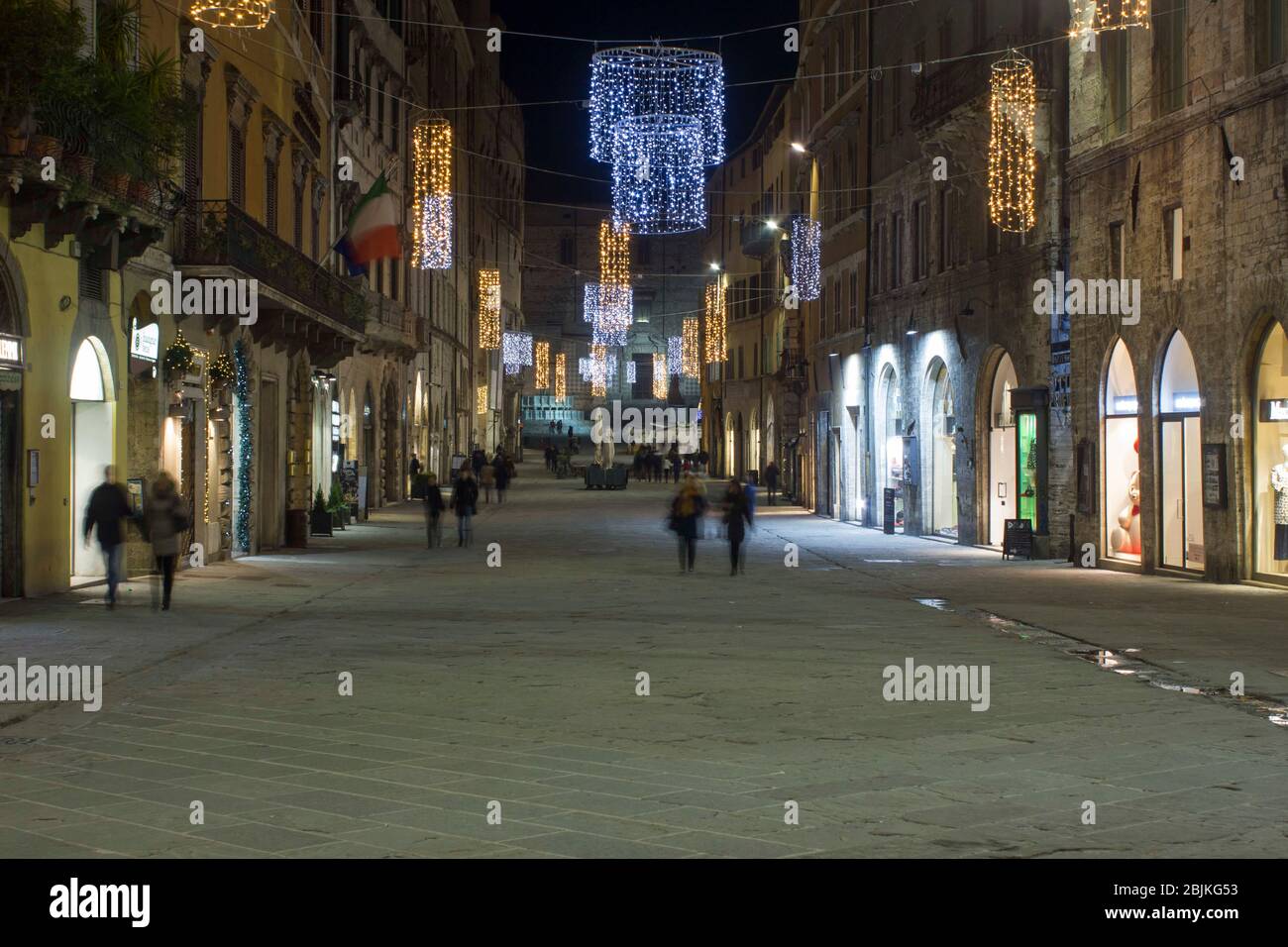 PERUGIA, ITALIEN - 9. DEZEMBER 2016: Corso Vannucci Hauptstraße in Perugia Stadtzentrum bei Nacht Stockfoto