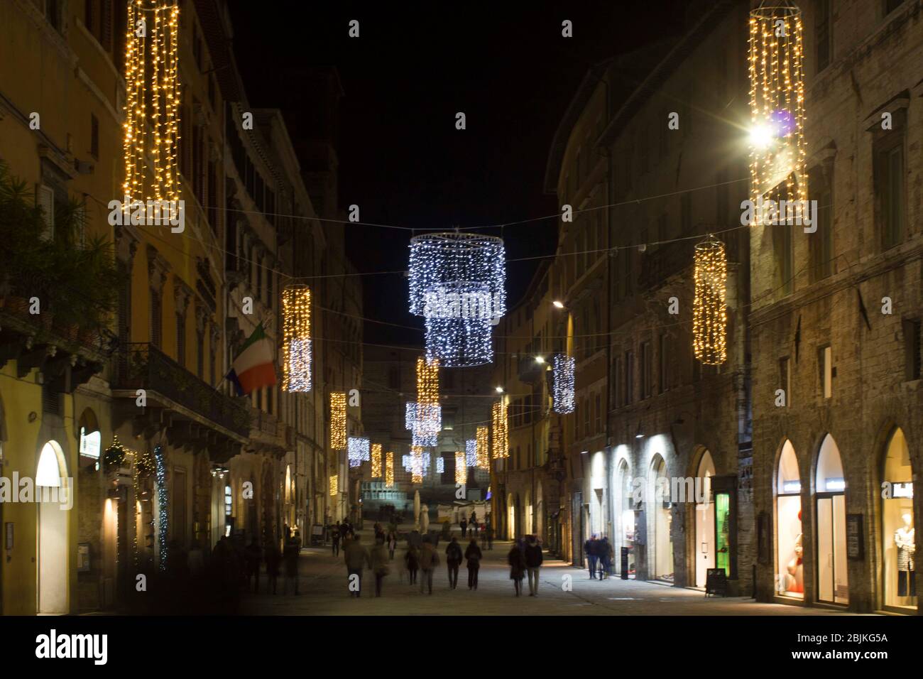 PERUGIA, ITALIEN - 9. DEZEMBER 2016: Corso Vannucci Hauptstraße in Perugia Stadtzentrum bei Nacht Stockfoto