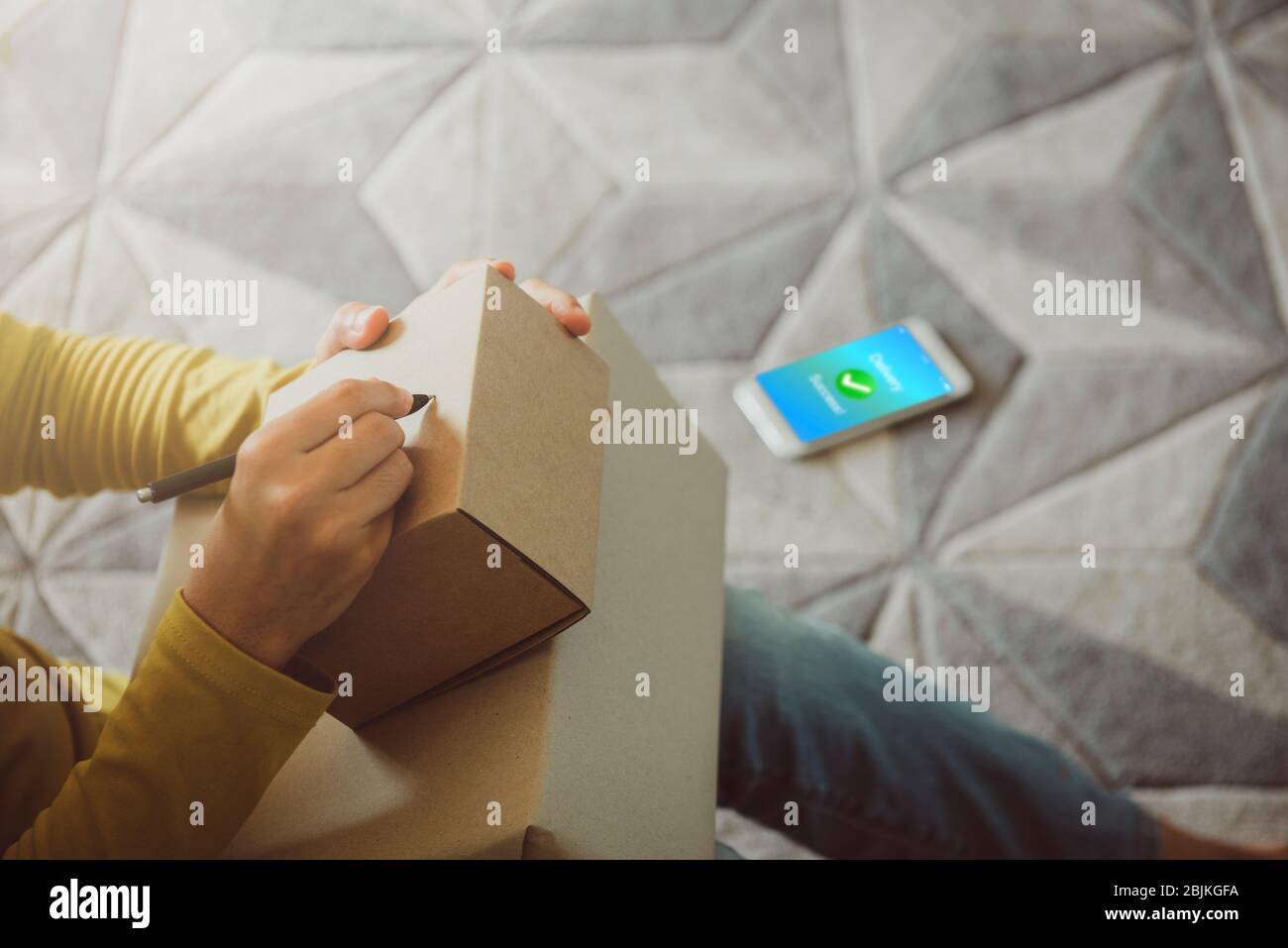 Frau arbeitet und schriftlich mit dem Stift auf Karton-Paket, Lieferservice an Kunden zu Hause Office.Shopping online, Business Delivery Management.wi Stockfoto