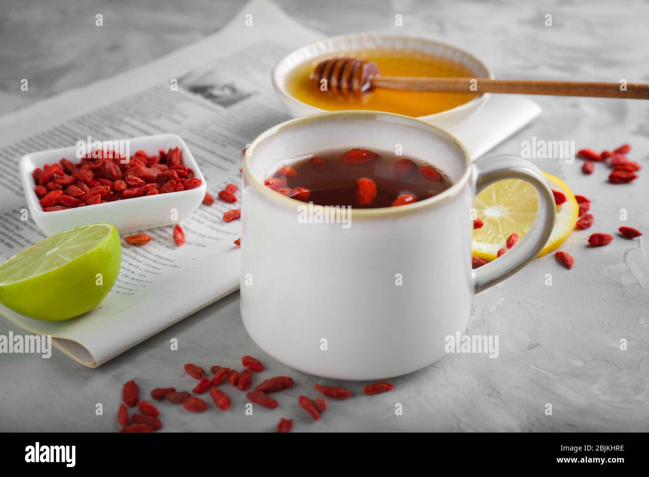Tasse mit goji Kaffee auf Tisch Stockfoto