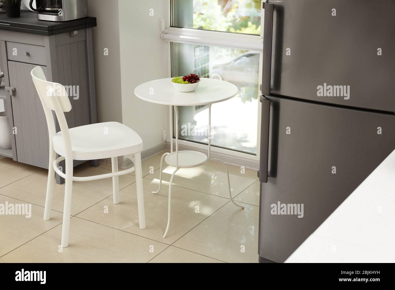 Tisch stuhl kühlschrank -Fotos und -Bildmaterial in hoher