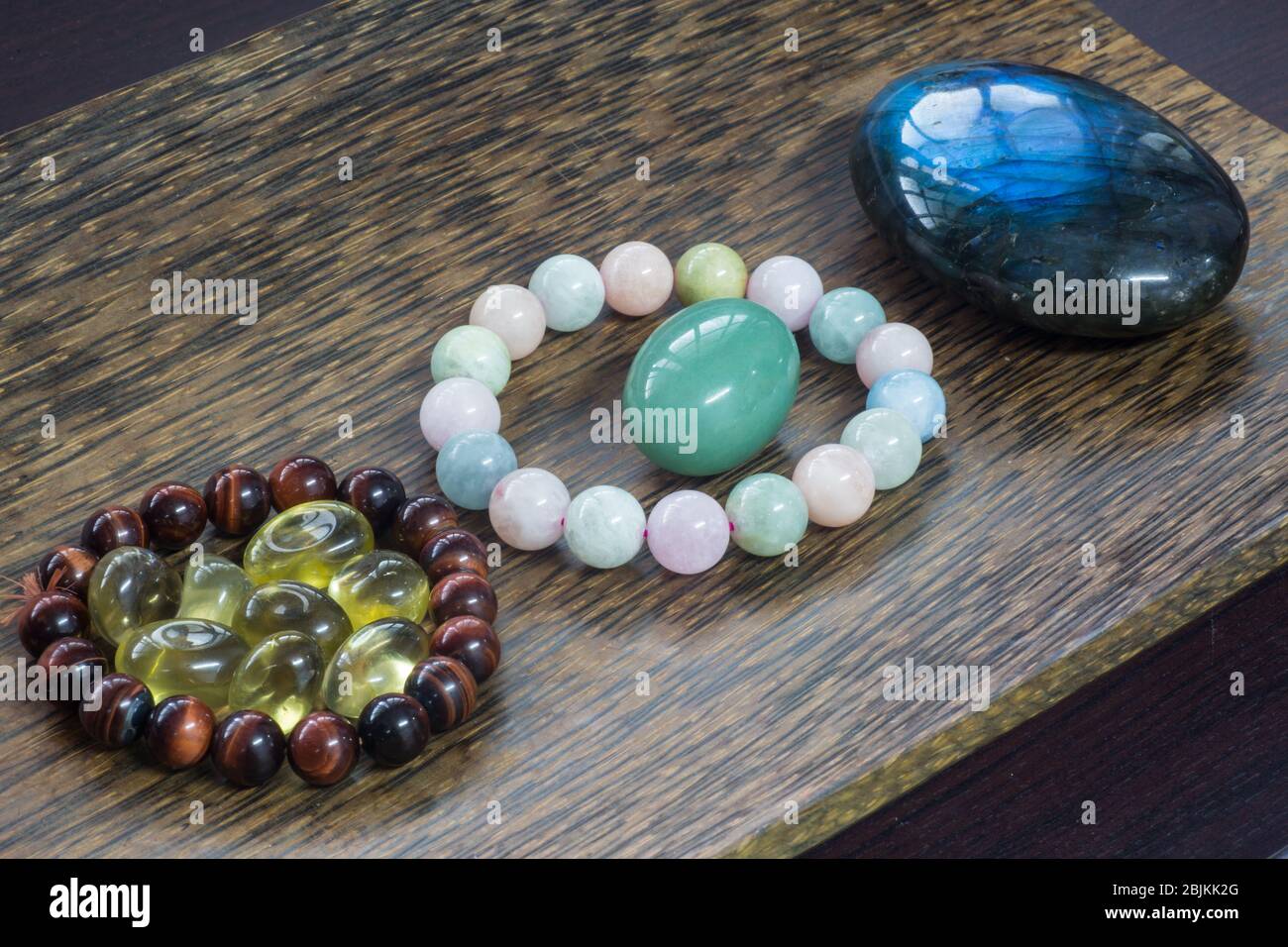 Mischung aus leistungsstarken Kristallen zur Verbesserung Ihrer Lebensqualität. Stockfoto