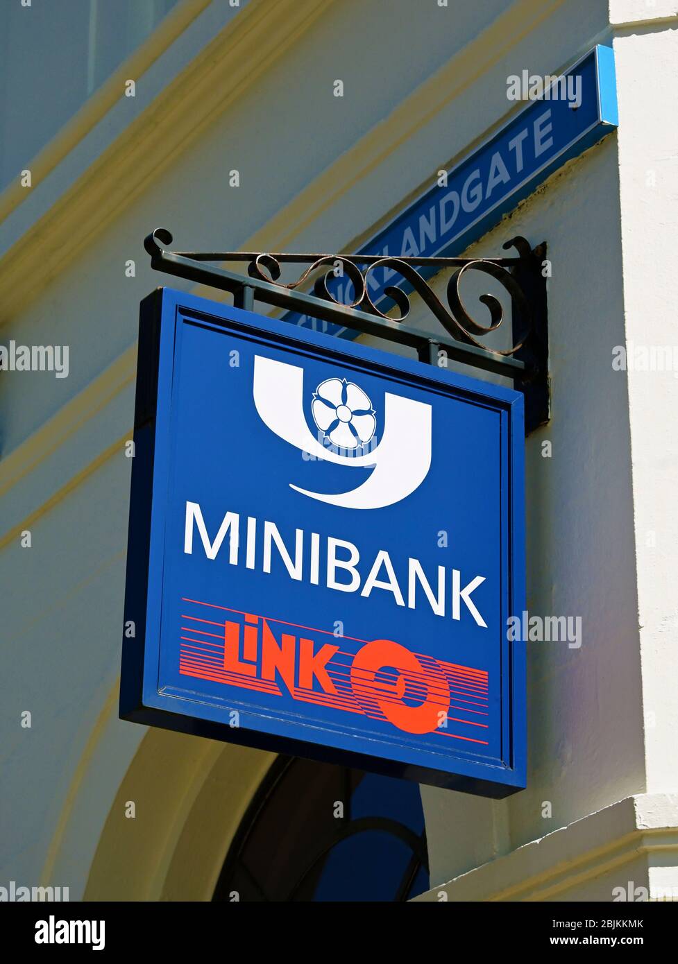 Yorkshire Bank Minibank und Link Logo.Stricklandgate, Kendal, Cumbria, England, Vereinigtes Königreich, Europa. Stockfoto