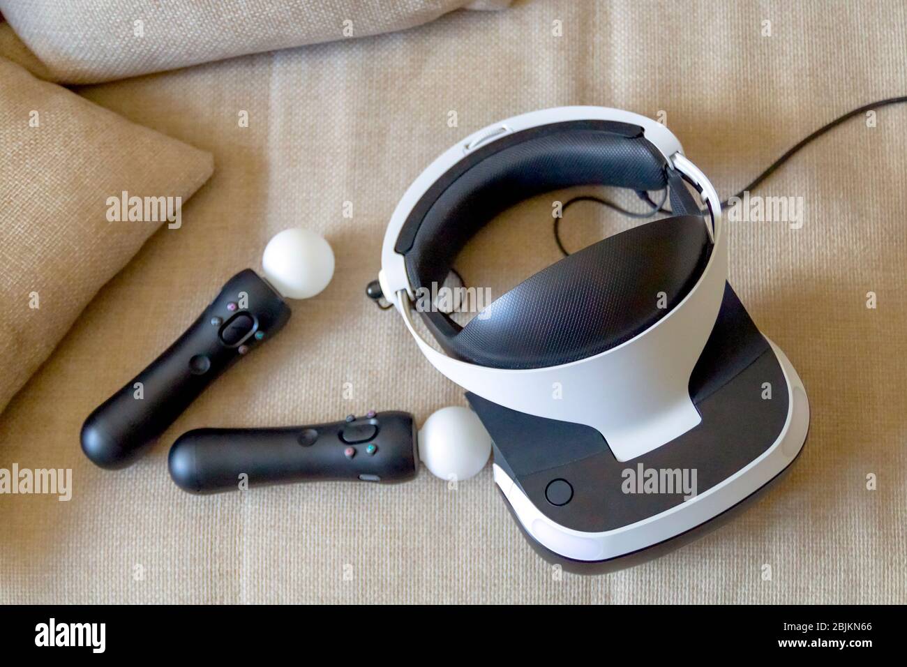Moskau, Russland - April 12 2020 EIN playstation 4 VR-Headset zusammen mit einem playstation 4-Controller und zwei Move-Controller auf einem Sofa, bereit, g starten Stockfoto