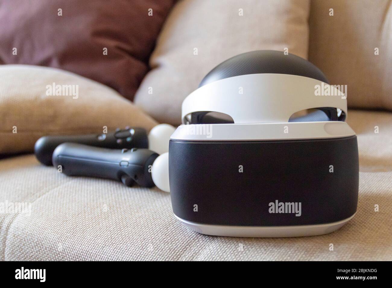 Moskau, Russland - April 12 2020 EIN playstation 4 VR-Headset zusammen mit einem playstation 4-Controller und zwei Move-Controller auf einem Sofa, bereit, g starten Stockfoto