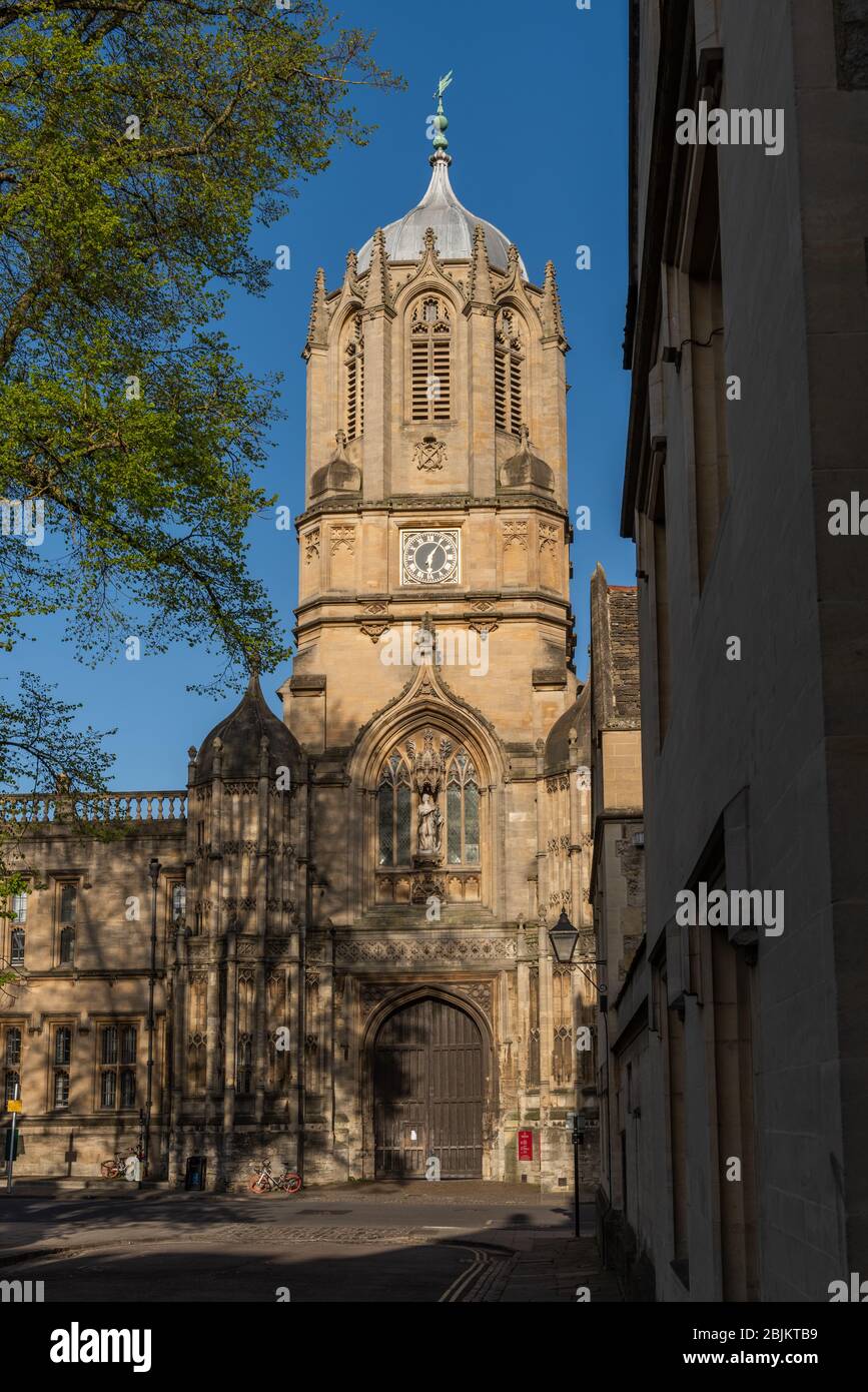 Tom Tower erhebt sich über dem Eingang zu Christchurch. Tom Tower ist ein Glockenturm in Oxford, England, benannt nach seiner Glocke, Great Tom. Es liegt über dem Tom Gate, an der St Aldates, dem Haupteingang der Christ Church, Oxford, der in Tom Quad führt. Dieser quadratische Turm mit achteckiger Laterne und facettierter Ogee-Kuppel wurde von Christopher Wren entworfen und 1681–82 gebaut Stockfoto