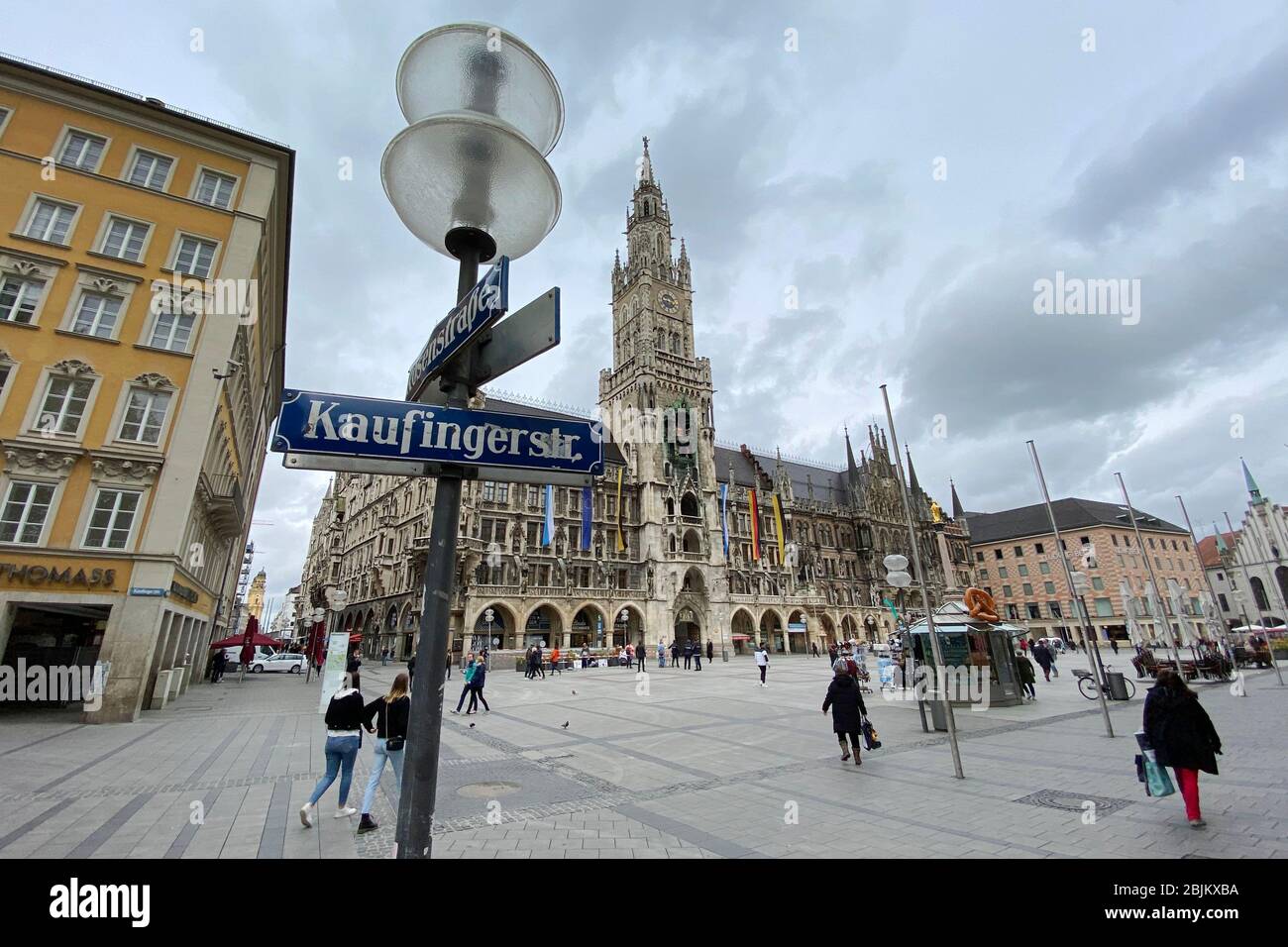 Öffentliches Leben in Zeiten der Coronavirus-Pandemie am 29. April 2020 in München. Blick auf den fast menschenleeren Marienplatz und das Rathaus, trotz der Entspannung und Wiedereröffnung der Geschäfte sind nur wenige Menschen in Bewegung. Einschränkungen für das Beenden, Kontaktsperre. Weltweit verwendet Stockfoto