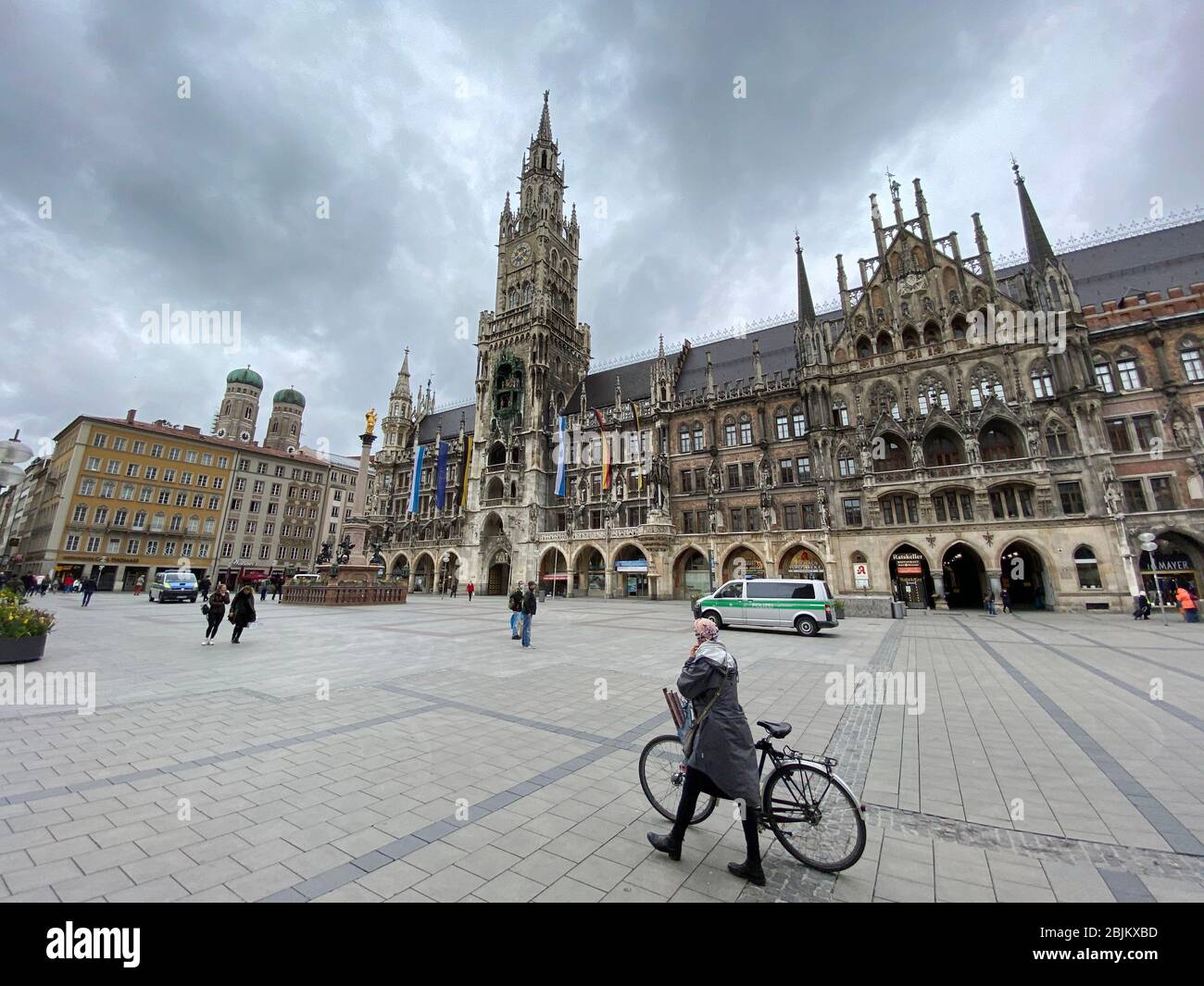 Öffentliches Leben in Zeiten der Coronavirus-Pandemie am 29. April 2020 in München. Blick auf den fast menschenleeren Marienplatz und das Rathaus, trotz der Entspannung und Wiedereröffnung der Geschäfte sind nur wenige Menschen in Bewegung. Einschränkungen für das Beenden, Kontaktsperre. Weltweit verwendet Stockfoto