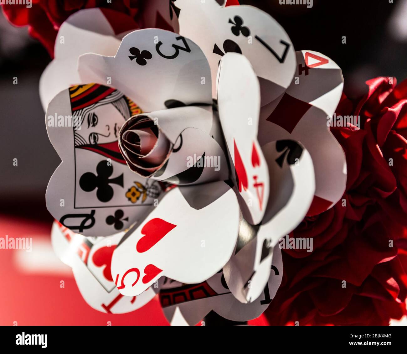Spielkarten in Form einer Blume angeordnet, Casino de Monte-Carlo, Fürstentum Monaco. Stockfoto