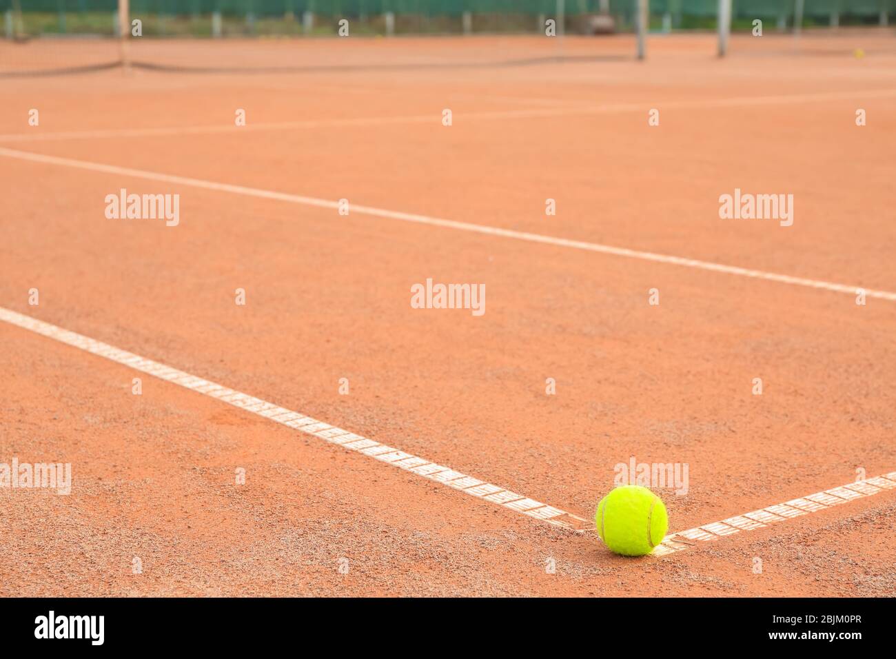 Tennis ball auf modernen Hof Stockfoto