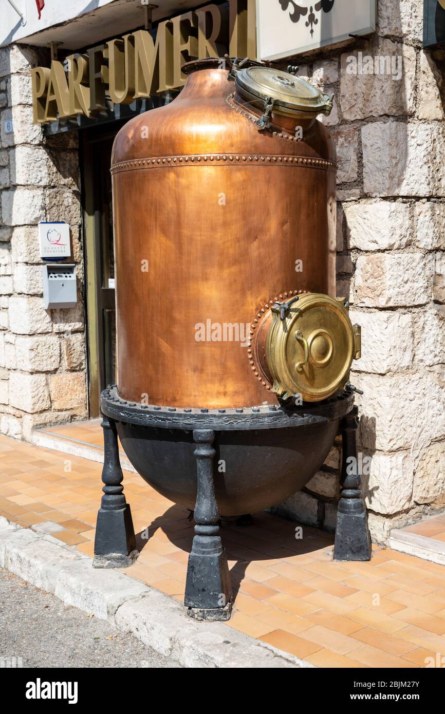 Altes kupferfarbenes Parfüm noch im Dorf Eze, Cote d'Azur, Provence, Frankreich. Stockfoto