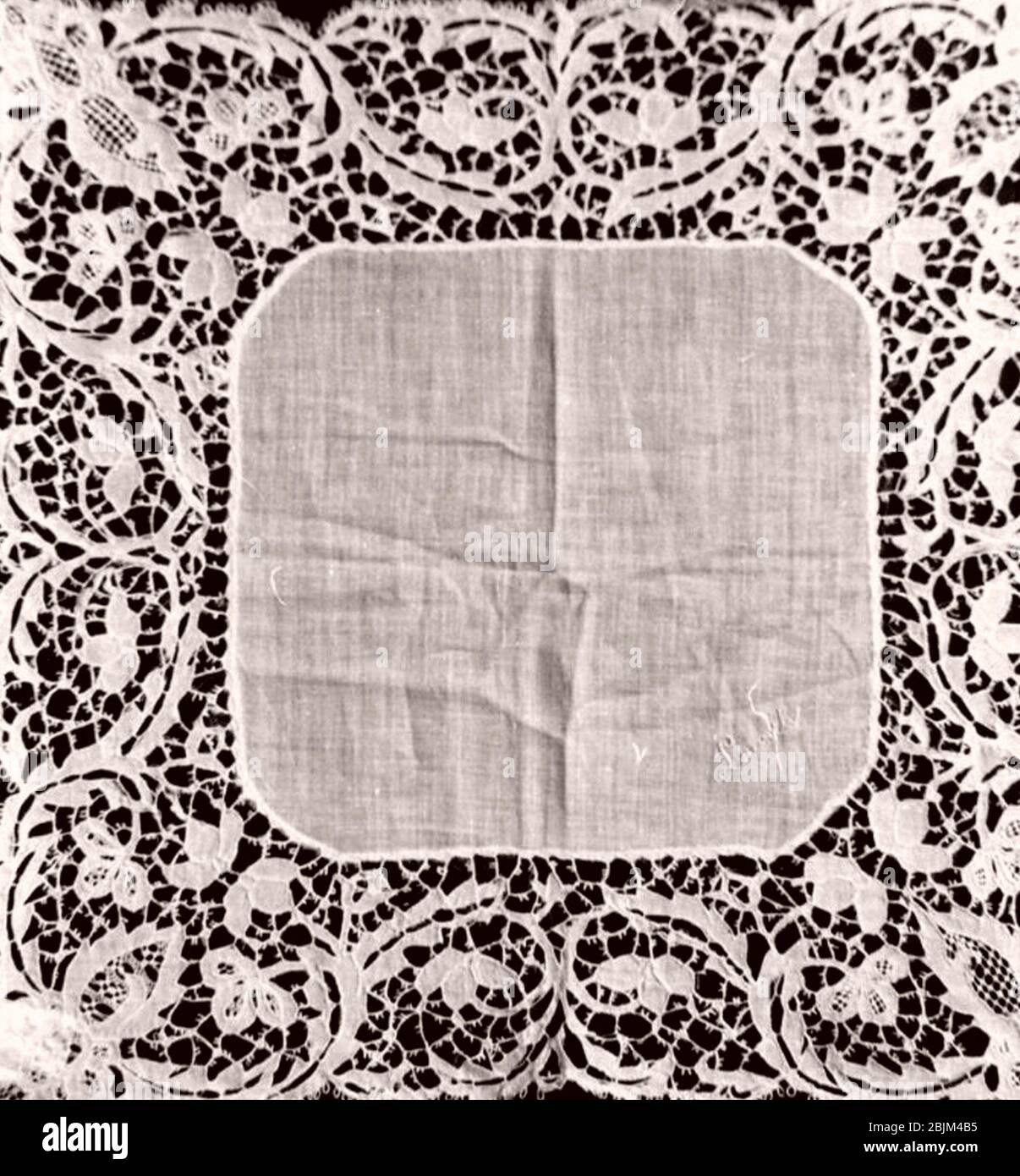 Taschentuch - 1875/1900 - Irland, Carrickmacross. Baumwolle und Leinen, einfarbig gewoben; mit Leinen in gepolsterten, bedeckten Stichen bestickt; mit Rand umrandet Stockfoto