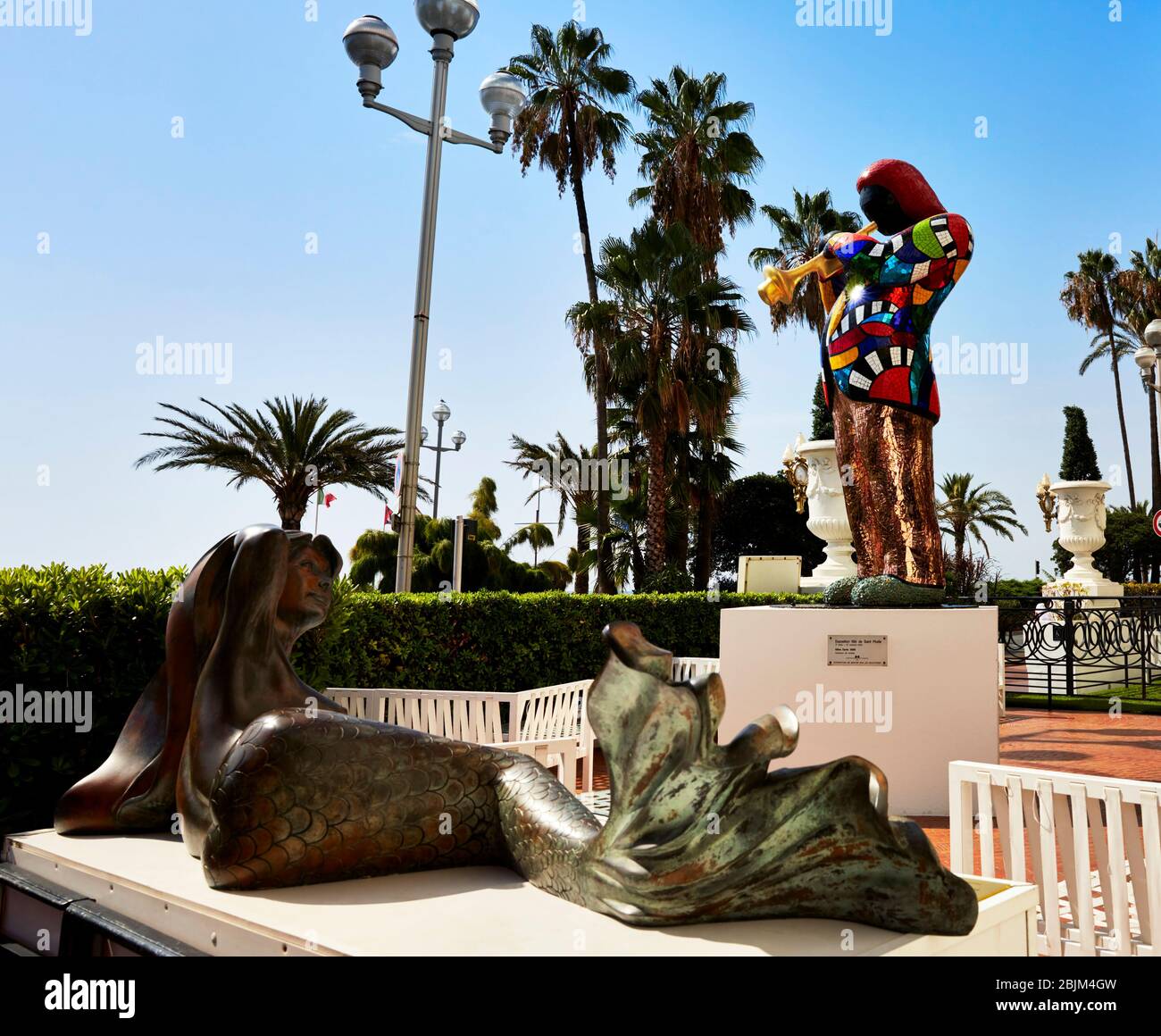 Statue von Miles Davis von Niki de Saint Phalle vor dem Negresco Hotel, Promenade des Anglais, Cote d'Azur, Frankreich. Stockfoto