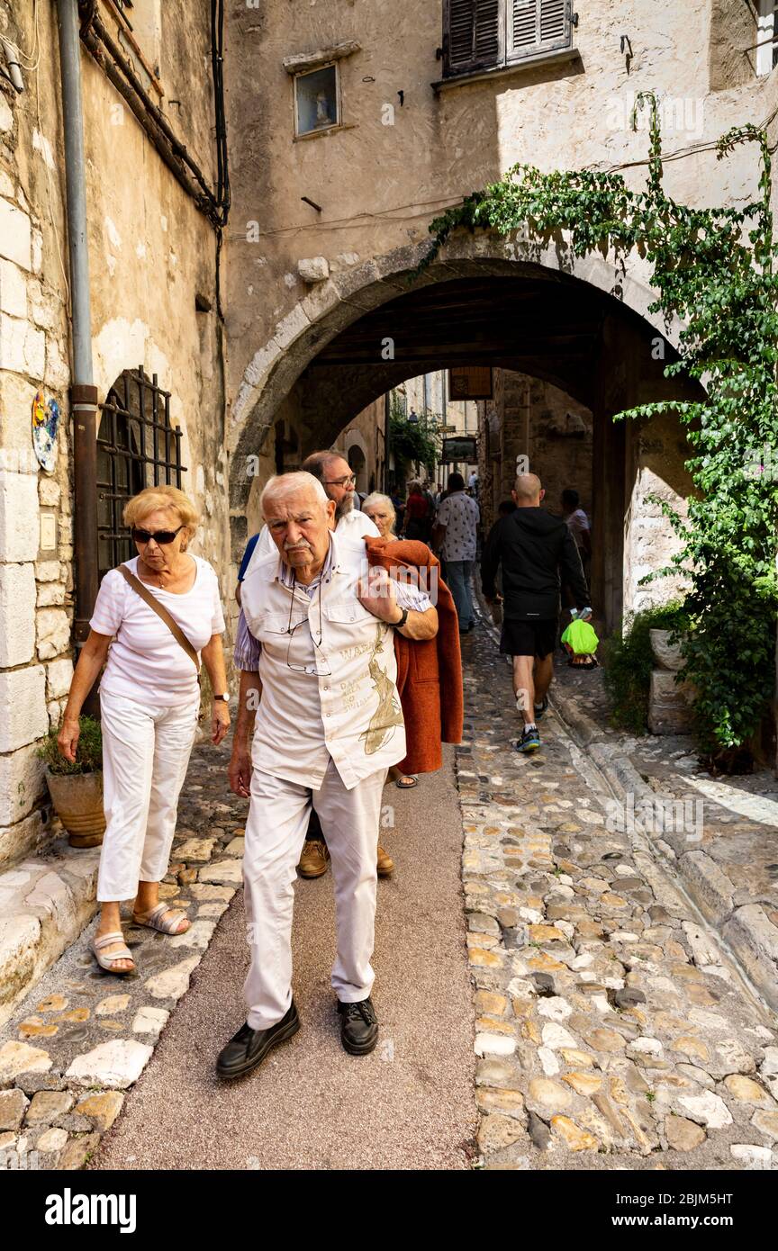 Touristen erkunden die engen Gassen von Saint Paul de Vence, Cote d'Azur, Provence, Frankreich. Stockfoto