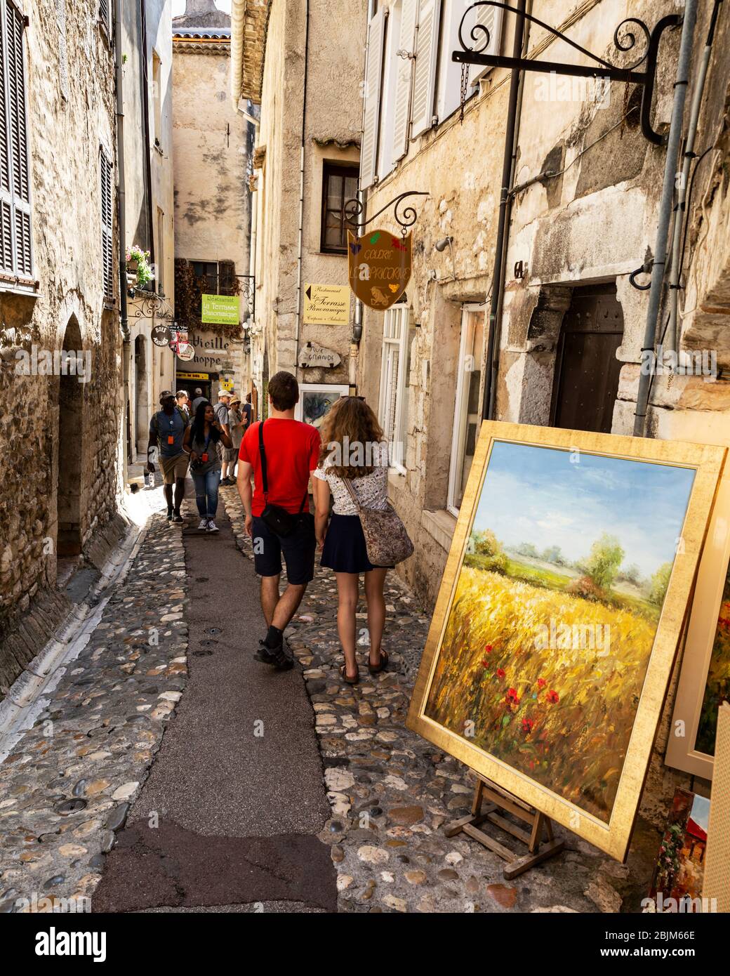 Touristen erkunden die engen Gassen von Saint Paul de Vence, Cote d'Azur, Provence, Frankreich. Stockfoto
