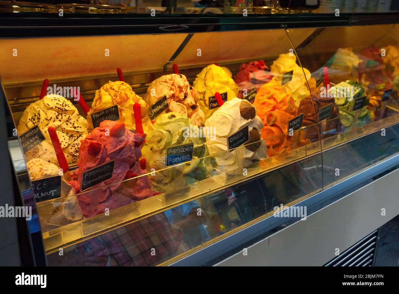 Köstliches italienisches Gelato-Dessert in Tiefkühlglas in Florenz, Italien Stockfoto