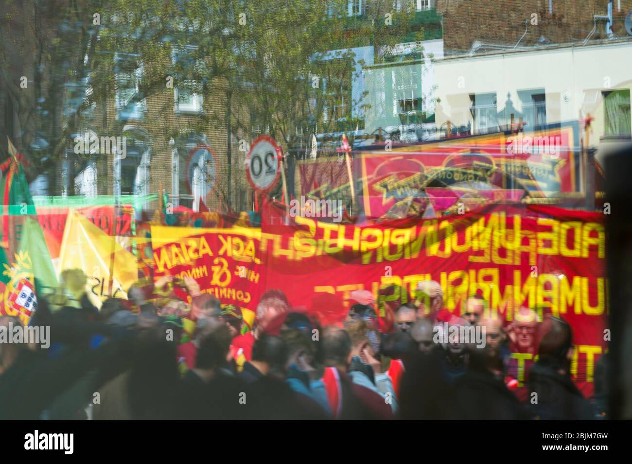 Beginn des maifeiertags-marsches von Clerkenwell Green zum Trafalgar Square, wo es eine Kundgebung gab, bevor der marsch losging, wurde es von Jeremy Cor adressiert Stockfoto