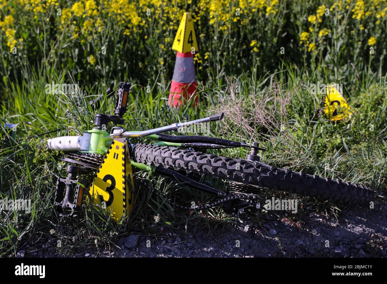 Klipphausen, Deutschland. April 2020. Fahrrad befindet sich in Wiese neben der Straße. Rund um das Fahrrad sind gelbe Markierungen mit Nummern der Polizei. Quelle: Tino Plunert/dpa-Zentralbild/ZB/dpa/Alamy Live News Stockfoto